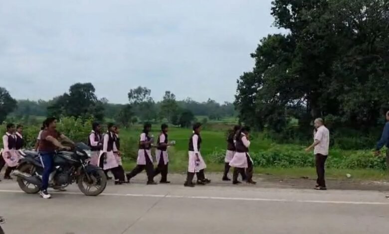 कलेक्टर से मिलने 20 किमी पैदल निकलीं 100 छात्राएं: रास्ते में अफसरों ने रोका, बोलीं- अपनी बात कलेक्टर से ही कहेंगे