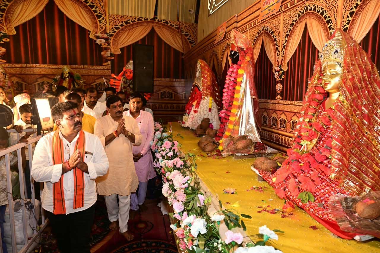 देवी पंडाल बने जनसमस्या निवारण के केंद्र, उप मुख्यमंत्री श्री विजय शर्मा ने मां दुर्गा के चरणों में बैठकर सुनीं ग्रामीणों की समस्याएं