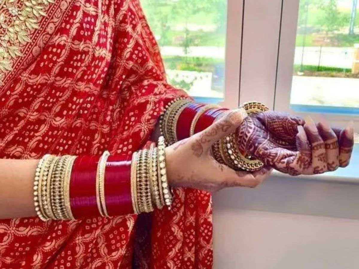 करवा चौथ पर लाल रंग पहनना क्यों माना जाता है शुभ? जानें इसके पीछे की मान्यता