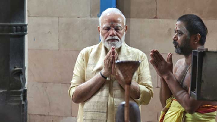 Narendra Modi: गुजरात से देश की सत्ता तक 25 साल का सफर, मंदिर में पूजा कर पीएम मोदी ने लिया आशीर्वाद