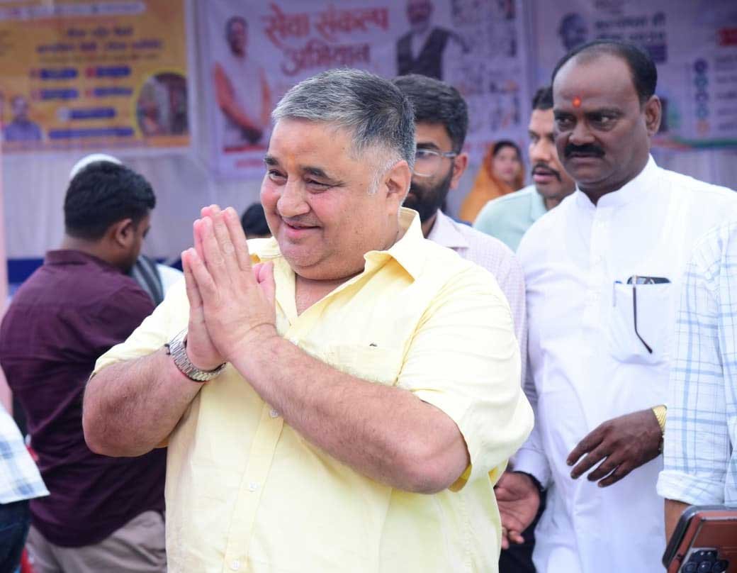 सेवा संकल्प अभियान : सेवा का मान, स्वच्छताकर्मियों का सम्मानः पर्यटन एवं संस्कृति मंत्री श्री राजेश अग्रवाल ने उपहार और प्रशस्ति पत्र देकर जताया आभार