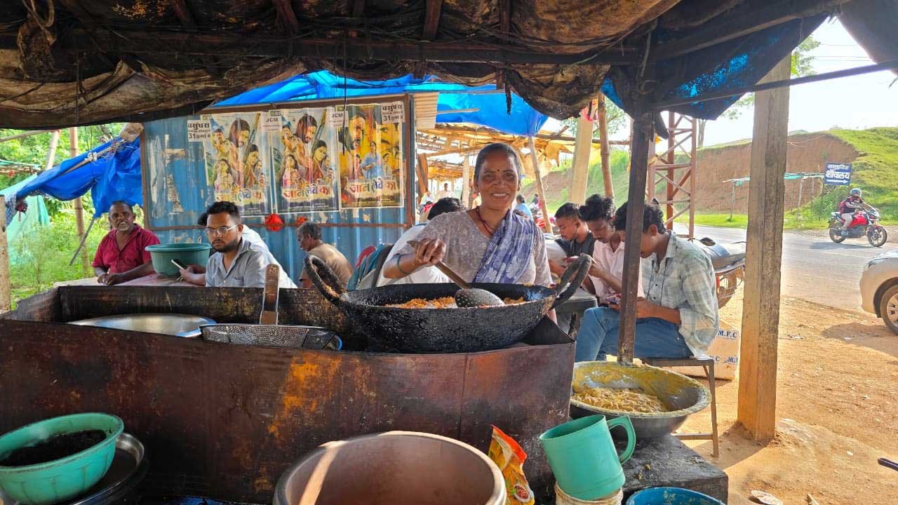 ’सेवा संकल्प अभियान’ : ’सेवा की कहानी: समूह से मिला एक लाख रुपये का सहारा, दुकान और ठेले से आत्मनिर्भर बनीं लाजो’