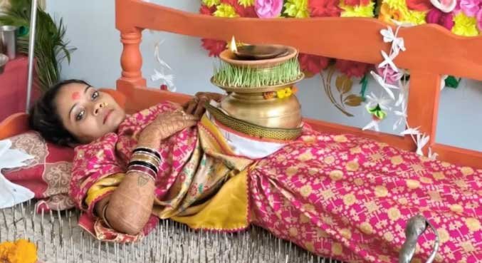 कीलों की शैय्या पर लेटकर मां दुर्गा की आराधना, देखने उमड़ रहे श्रद्धालु